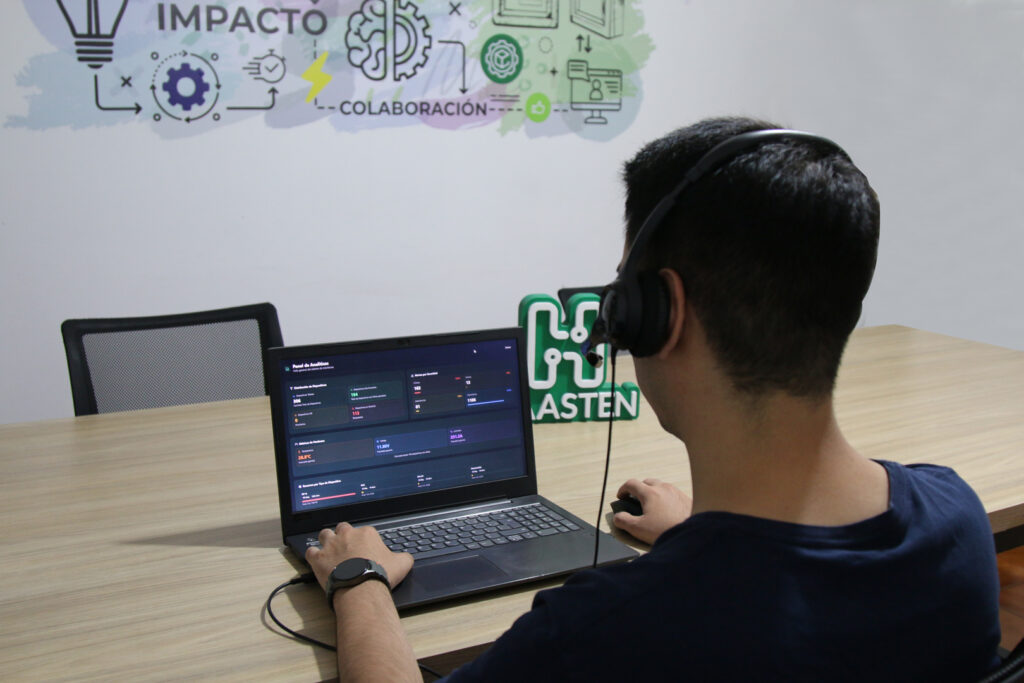 Técnico de soporte atendiendo una consulta desde la computadora