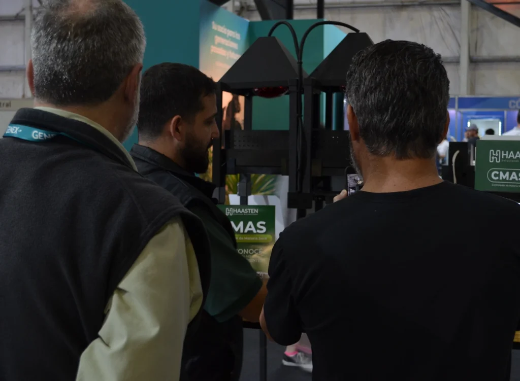 Equipo de Haasten con clientes en una exposición
