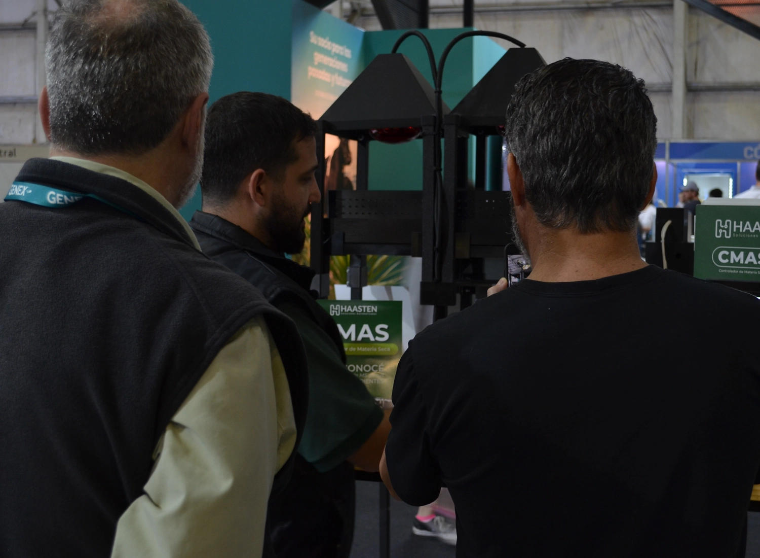 Equipo de Haasten con clientes en una exposición