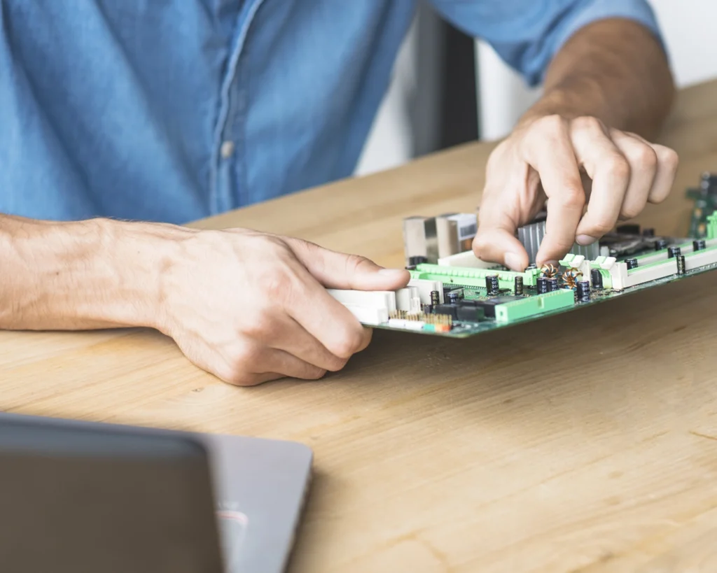 Ensamblado de componentes electrónicos de una placa electrónica