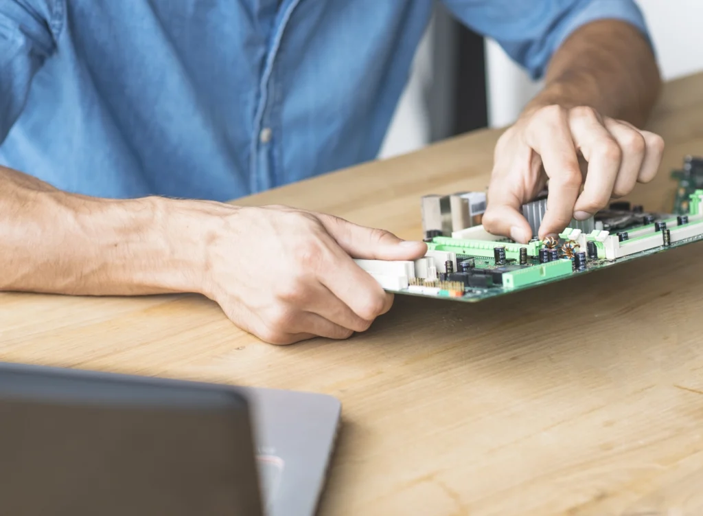 Armado de una placa electrónica en el taller