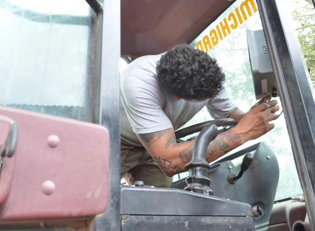 Técnico de Haasten haciendo un mantenimiento en campo
