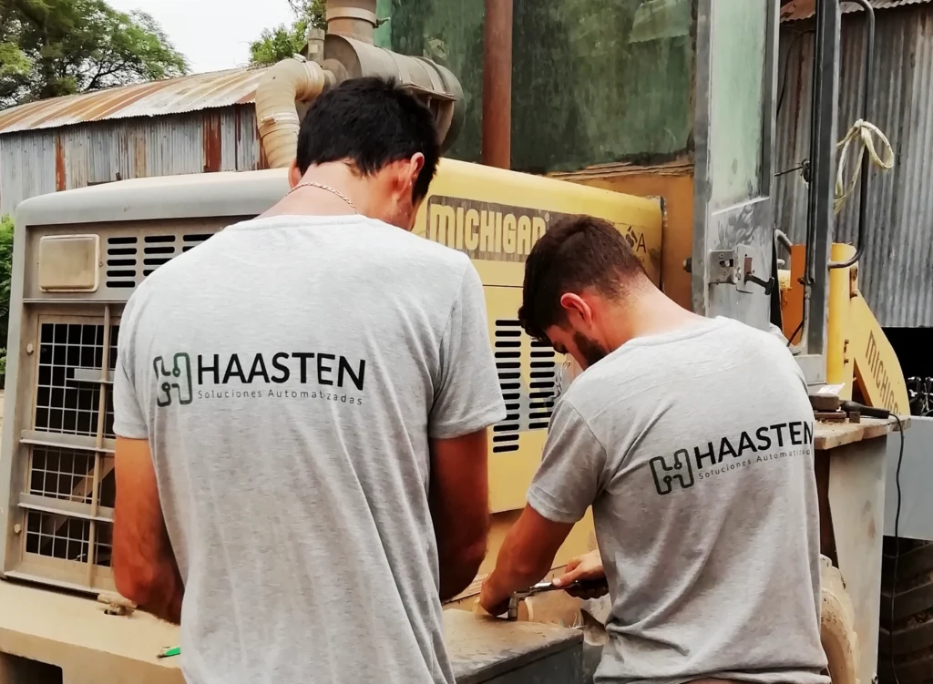 Técnicos de Haasten trabajando en campo encima de un tractor